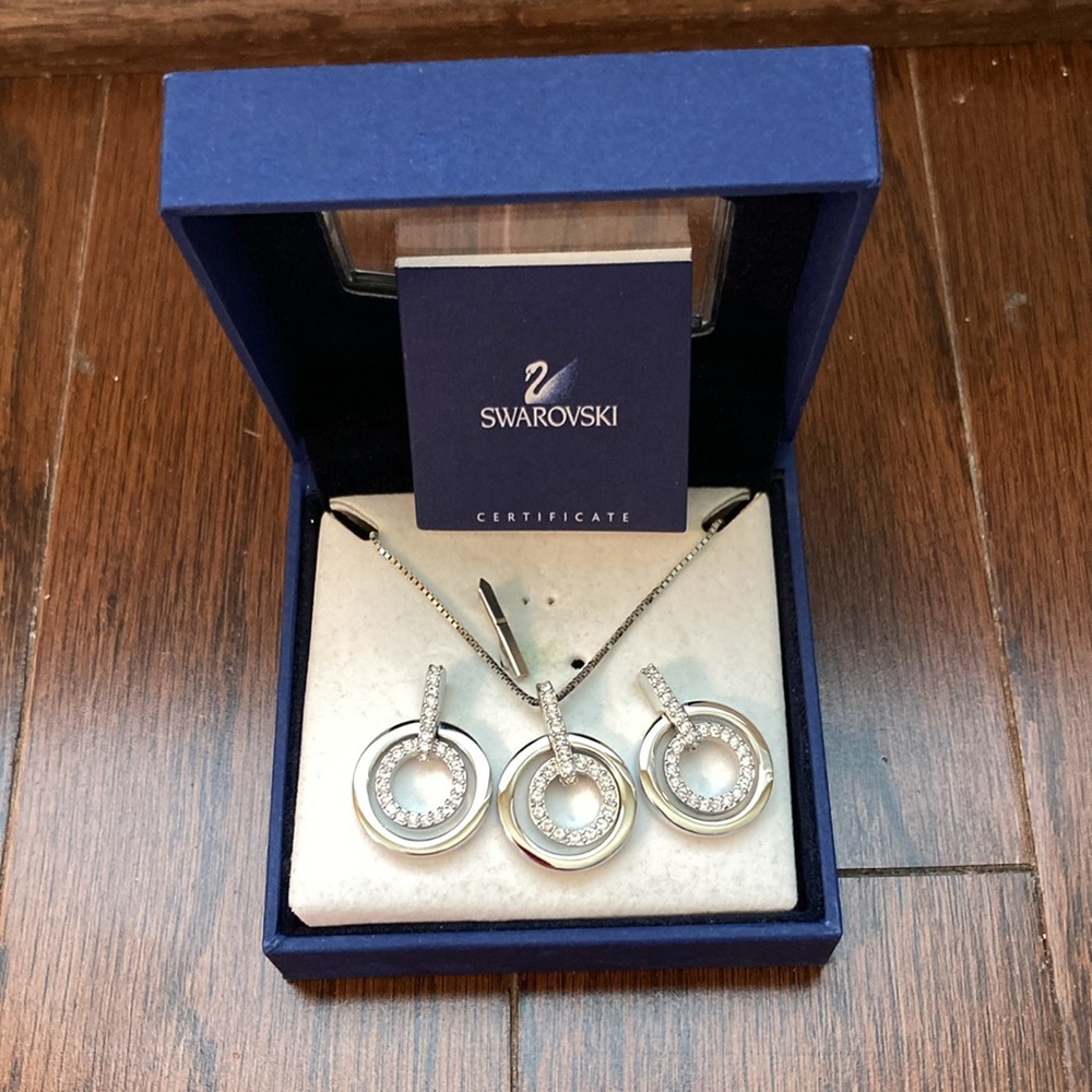 NIB Swarvorski 3 piece Silvertone & Crystal circle necklace & earrings set